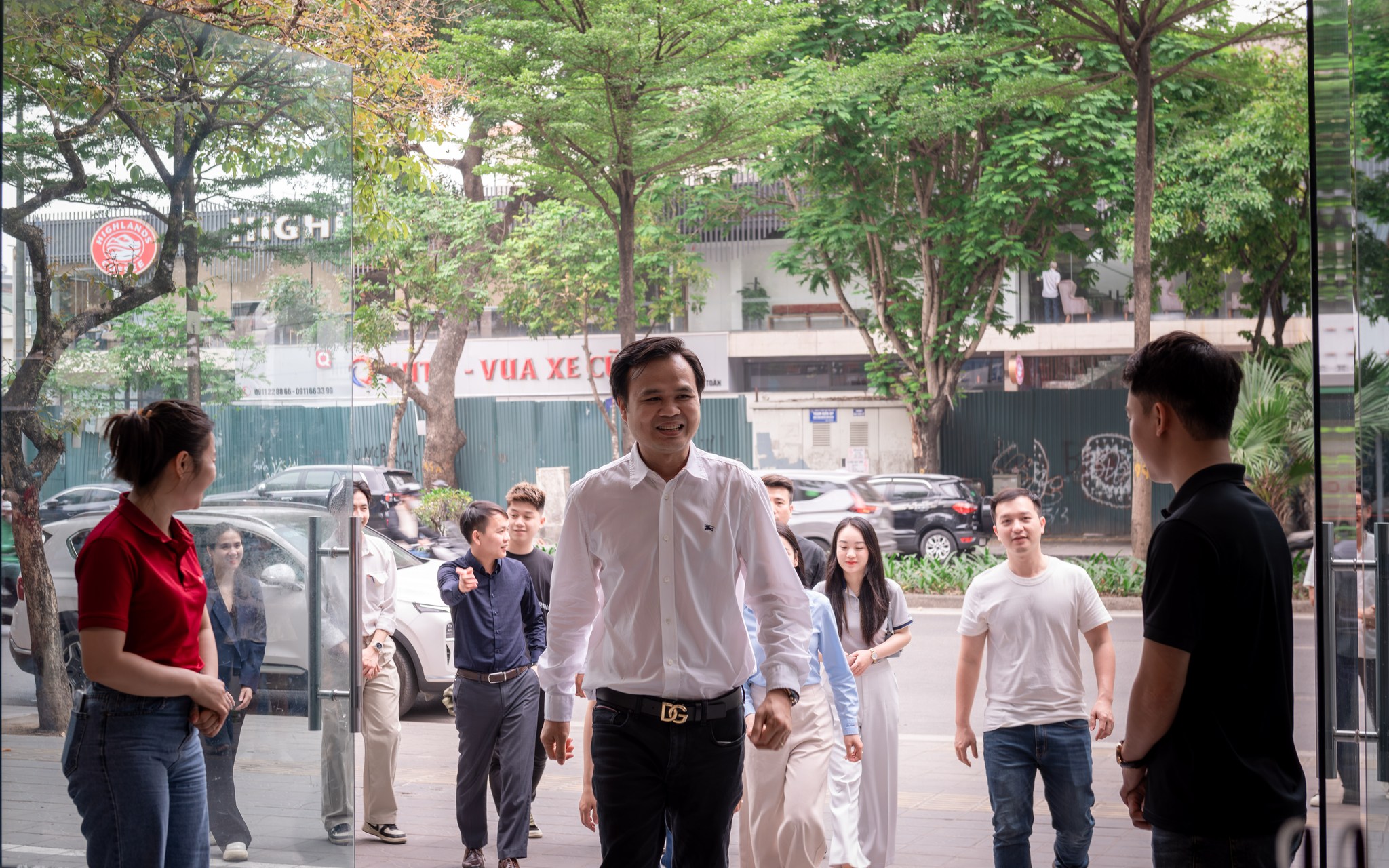 Thăm quan showroom nhà tài trợ