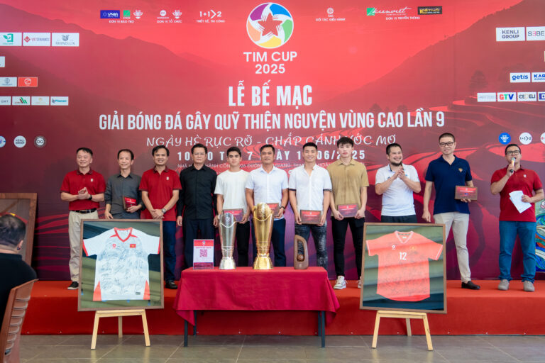 khach-moi-nhan-ky-niem-chuong-be-mac